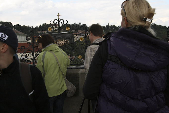 Pragreise (65 von 102).jpg - Mehrere Figuren im Geländer erfordern, dass man dran reibt, weil sich dann Wünsche erfüllen sollen. Die haben offenbar vom Schönen Brunnen in Nämberch was abg´schaut.